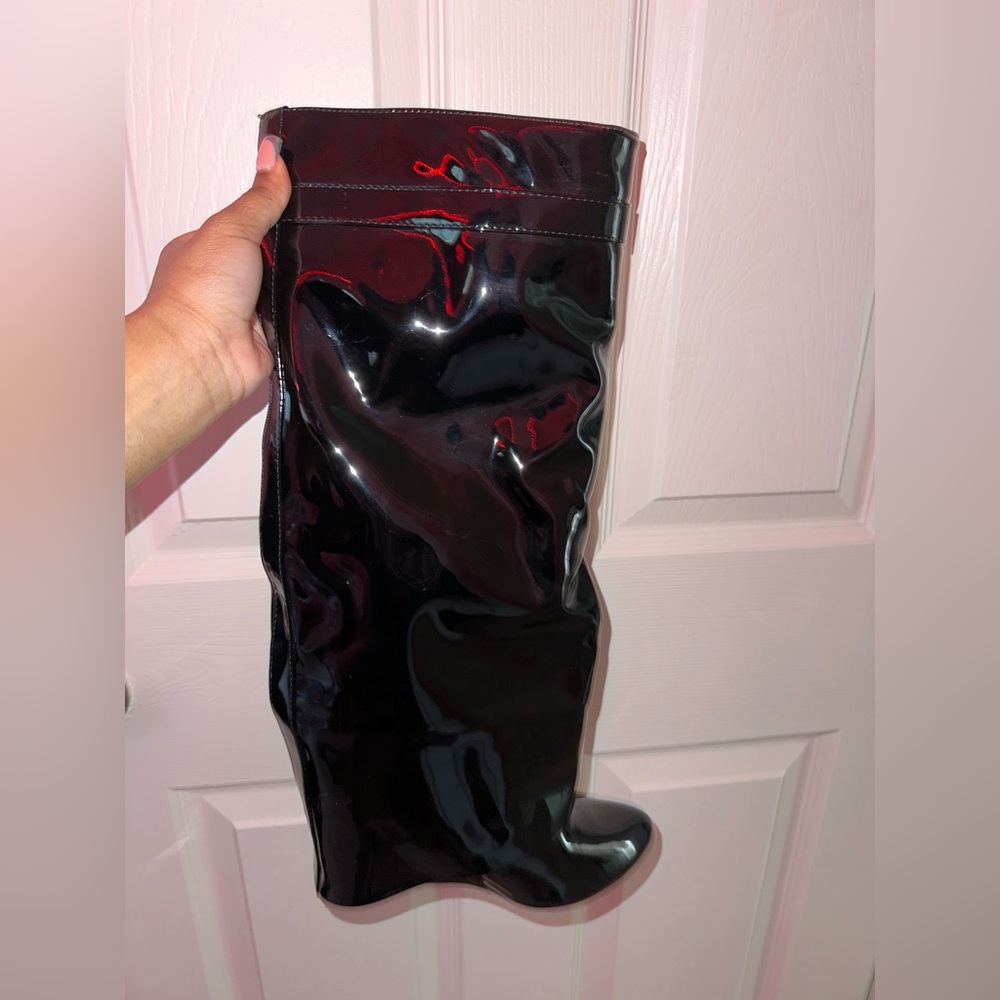 I-Am-The-One Padlock Detail Wedge
Heel Knee High Long Boot In Black